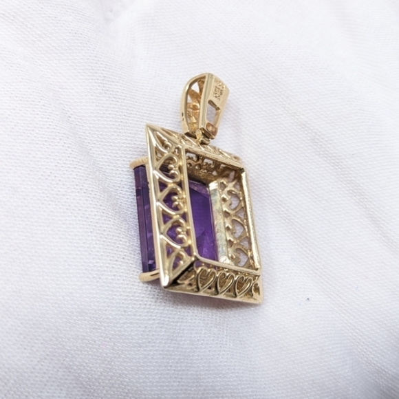 10kt Solid Yellow Gold Amethyst Emerald Cut Vintage Pendant With Heart Detail - Picture 6 of 9